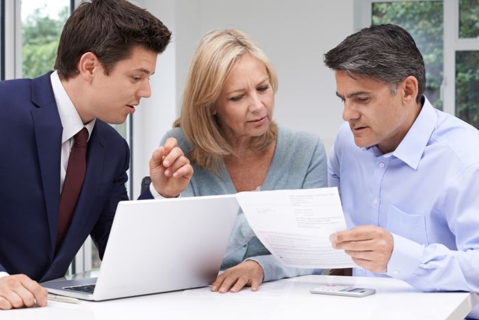 How to choose the right financial advisor for investing